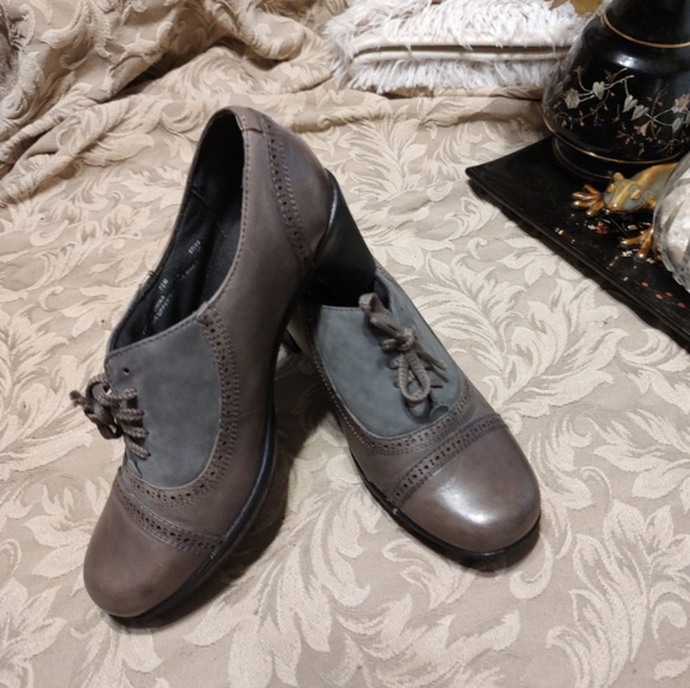 🩶Glorious Clarks Taupe & Graphite Leather Brogue Spectator Booties Heels - 7.5M
